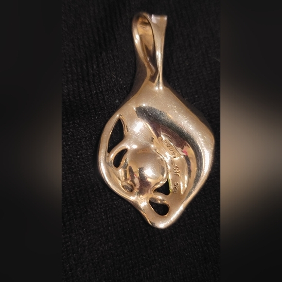 Designer Hagit Gorali Sterling Silver and Green Pearl Pendant - Picture 3 of 3